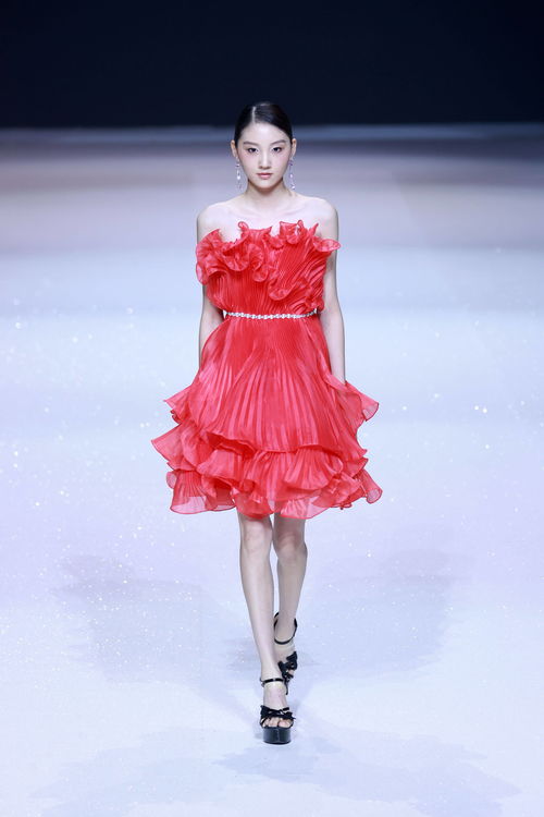 插畫幻鏡 蔡彪在京時(shí)裝發(fā)布，以筆觸為線，織就流動(dòng)的霓裳詩篇